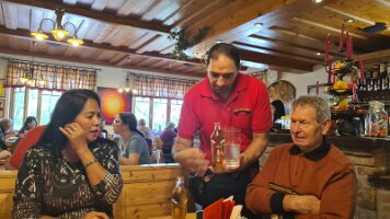 2023-04-22 12-35-32 Tagesausflug Senioren - ORF und Flughafen 054 