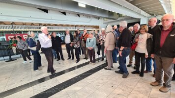 2023-04-22 14-17-08 Tagesausflug Senioren - ORF und Flughafen 085 